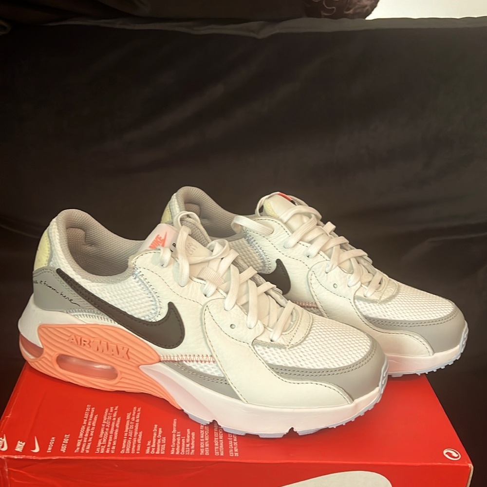 SIZE 6.5 NIKE CAN FIT SIZE 7